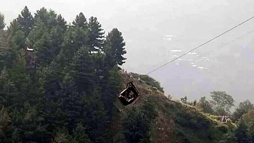 کیبل گرنے سے بچے پاکستان چیئر لفٹ میں پھنس گئے۔